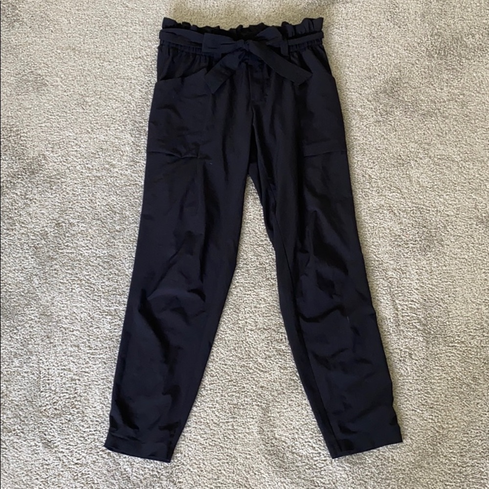 Black tie-waist jogger pant